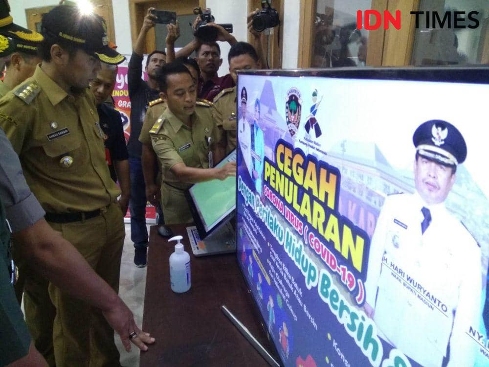 Bupati Madiun Ahmad Dawami Ragil Saputro melihat peta sebaran warganya yang beresiko tertular virus Corona. IDN Times/Nofika Dian Nugroho