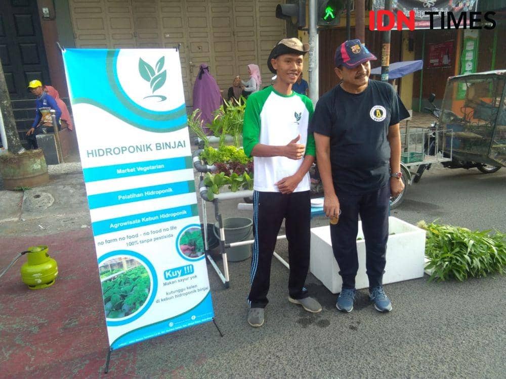Mardi, saat memperkenalkan tanaman Hidroponi, kepada masyarakat (IDN Times/ Bambang Suhandoko)