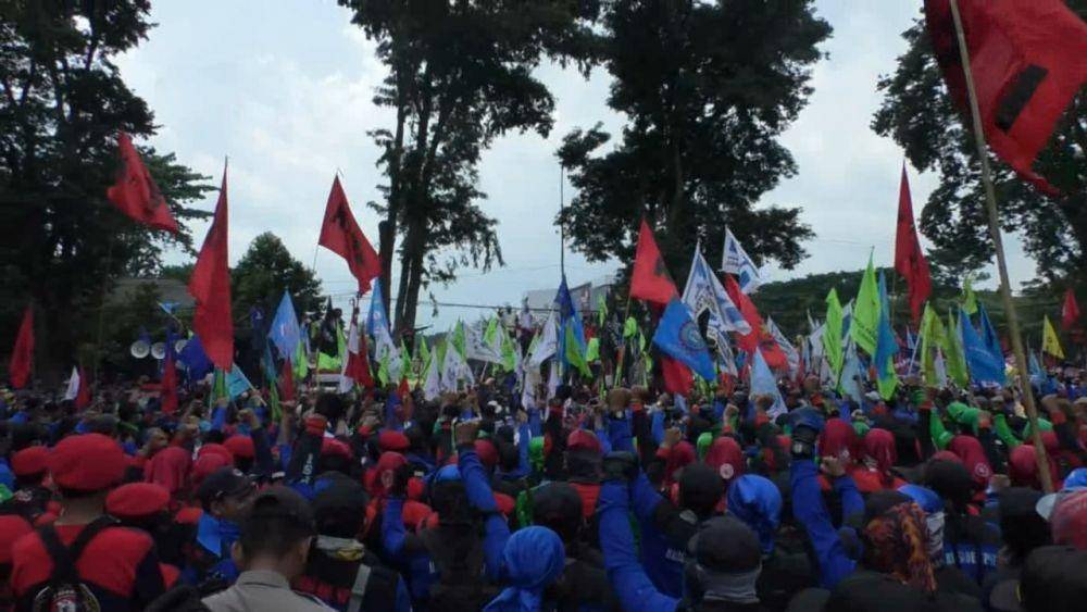Ilustrasi demo buruh.IDN Times/Debbie Sutrisno
