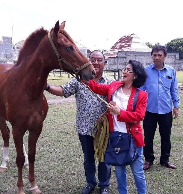 Ketua KONI, Marciano Norman (kiri) dan Ketum PP Pordasi, Triwatty Marciano (tengah). (Dok. PP Pordasi).