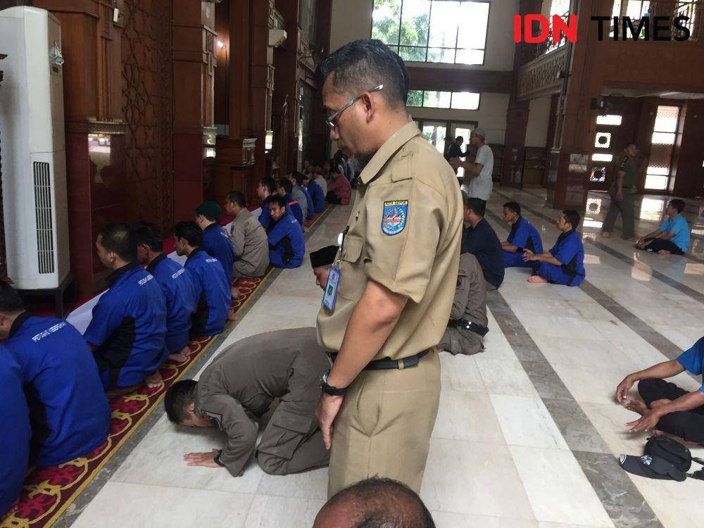 Suasana salat berjamaah di mesjid balai kota Depok (IDN Times/Rohman Wibowo)