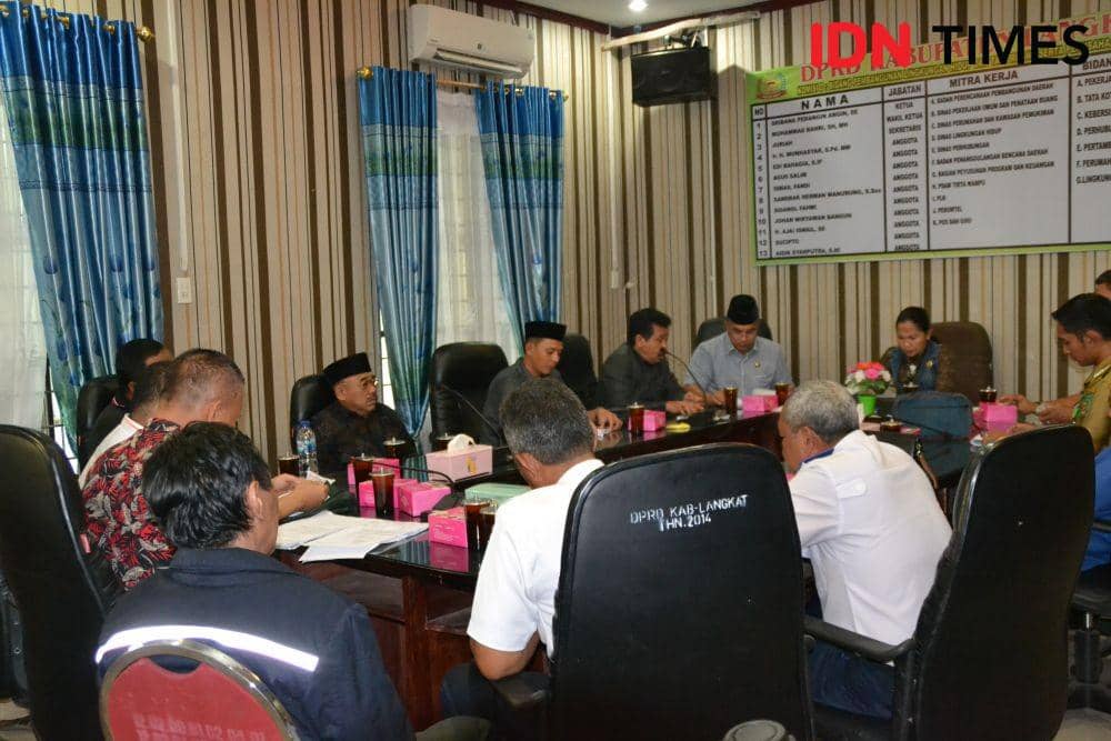 RDP di Gedung DPRD Langkat terkait portal (IDN Times/ Bambang Suhandoko)