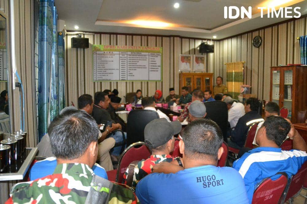 RDP terkait pemasangan portal di gedung DPRD Langkat (IDN Times/ Bambang Suhandoko)