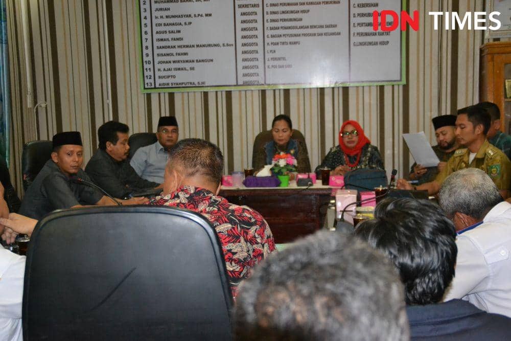 RDP di gedung DPRD Langkat terkait permasalahan portal (IDN Times/ Bambang Suhandoko)