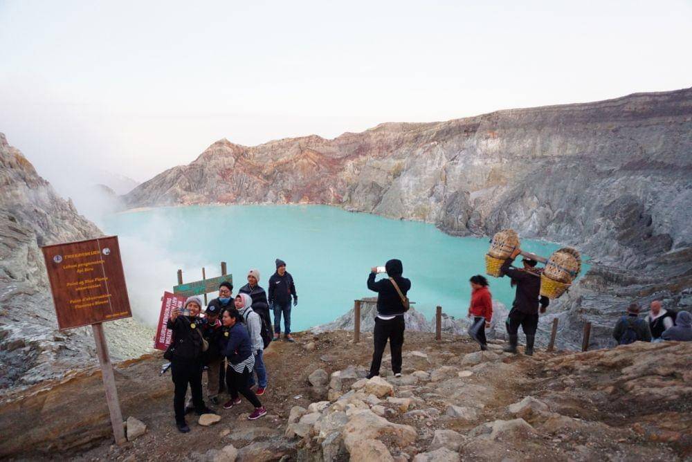 Pada pendaki di puncak Kawah Ijen, IDN Times/Mohamad Ulil Albab