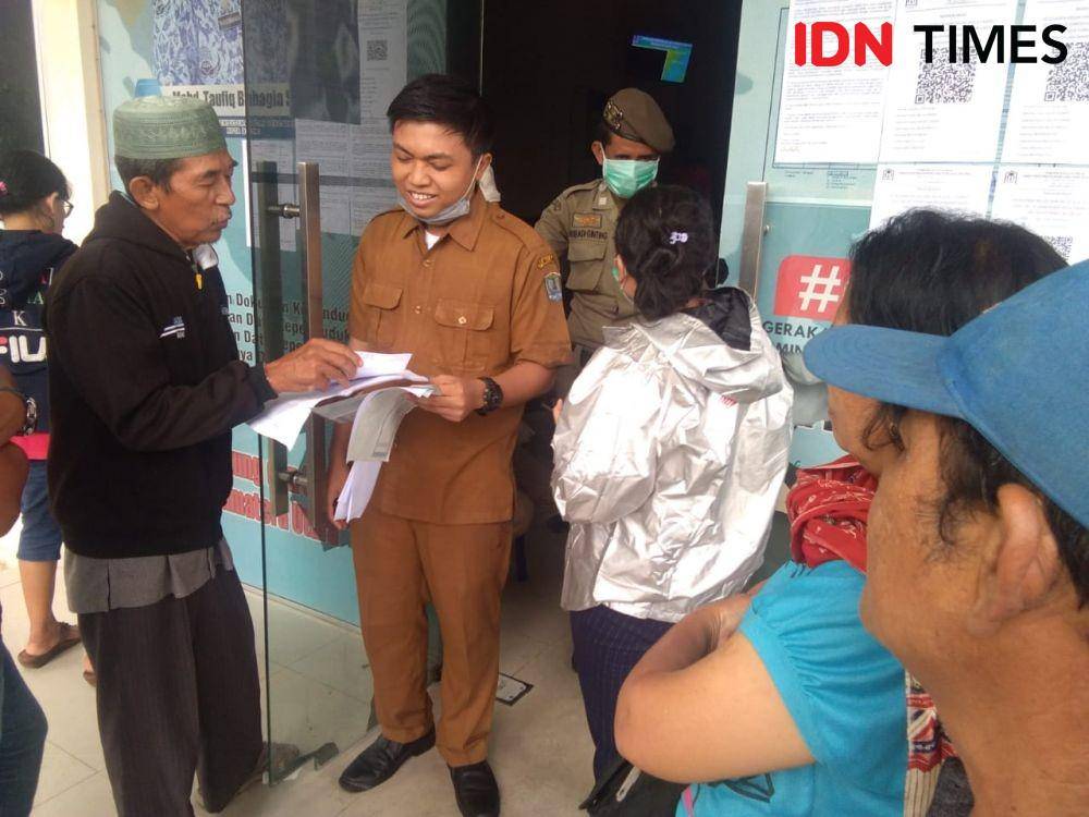 Warga yang mendapat penjelasan dari pegawai ketika ingin mengurus KK, KTP dan keperluan lain (IDN Times/ Bambang Suhandoko)