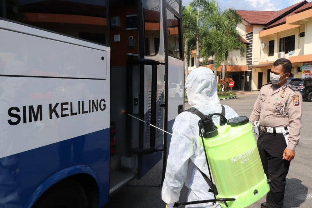 Mobil pelayanan SIM keliling Polres Bantul turut disemprot disinfektan. IDN Times/Istimewa