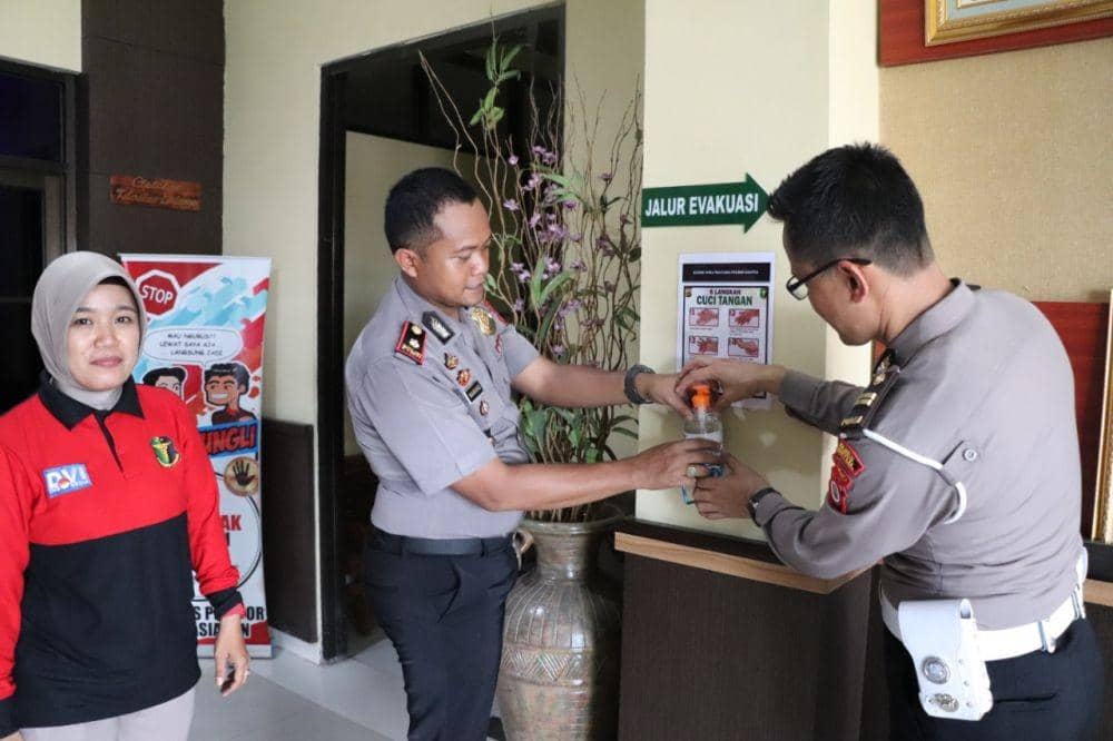 Pemasangan disinfekatan dan petunjuk mencuci tangan dengan hand sanitizer. IDN Times/Istimewa