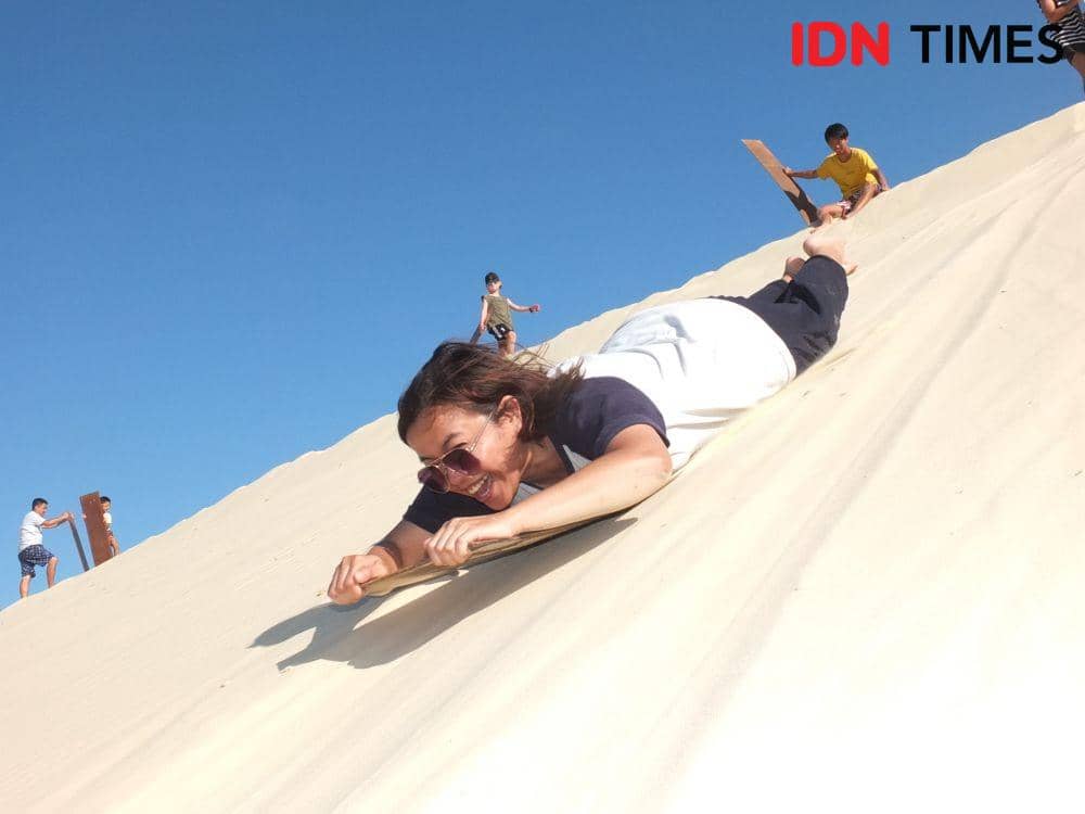 Sand boarding di Tangalooma, Pulau Moreton, Queensland (IDN Times/Ernia Karina)