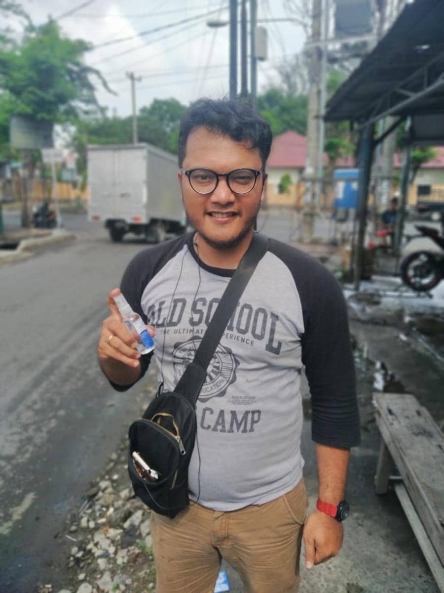 Salah seorang masyarakat yang mendapatkan Hand Sanitizer dari gerakan gotong royong (IDN Times/Dok.Istimewa)
