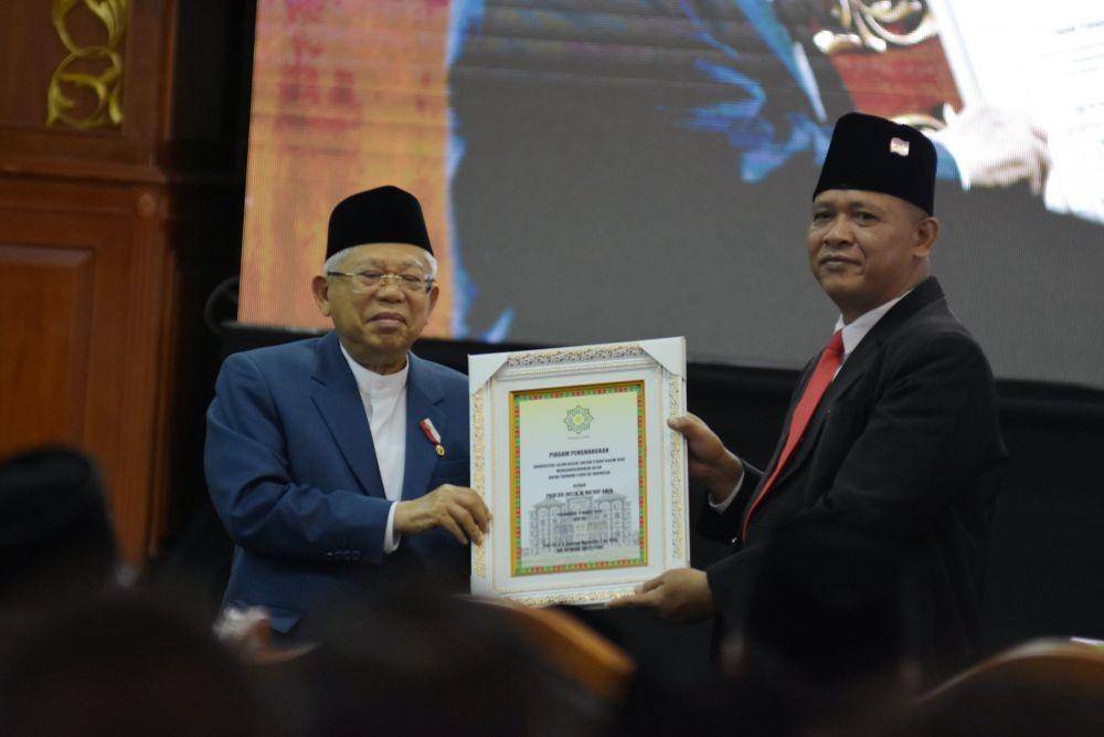 Wakil Presiden KH Ma'ruf Amin (kiri) menerima gelar kehormatan dari Rektor Universitas Islam Negeri Sultan Syarif Kasim Ahmad Mujahiddin (kanan) di Kota Pekanbaru, Riau, Jumat (6/3/2020). (ANTARA FOTO/FB Anggoro)