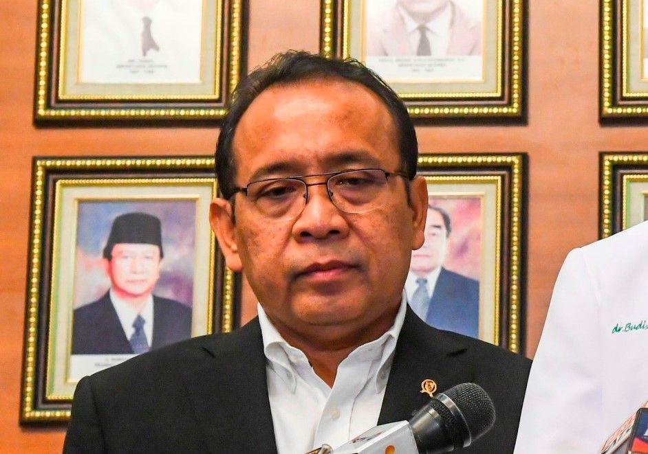 Mensesneg Pratikno Dampingi Pemakaman Jenazah Ibunda Jokowi di Solo