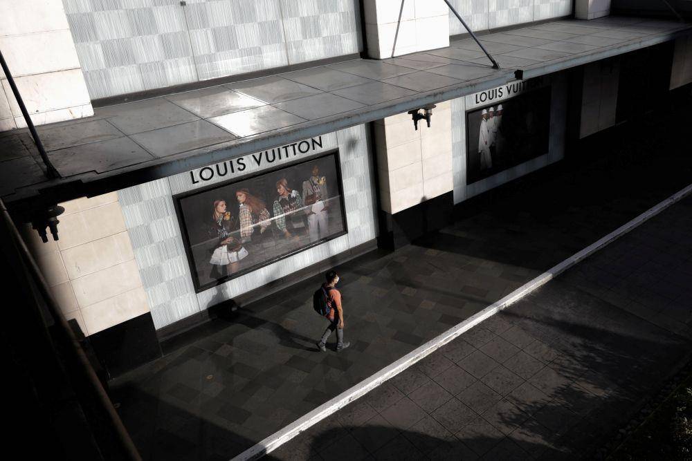 Suasanya di Makati saat pemerintah Filipina memberlakukan "peningkatan karantina masyarakat", di Kota Makati, Metro Manila, Filipina, pada 17 Maret 2020. ANTARA FOTO/REUTERS/Eloisa Lopez