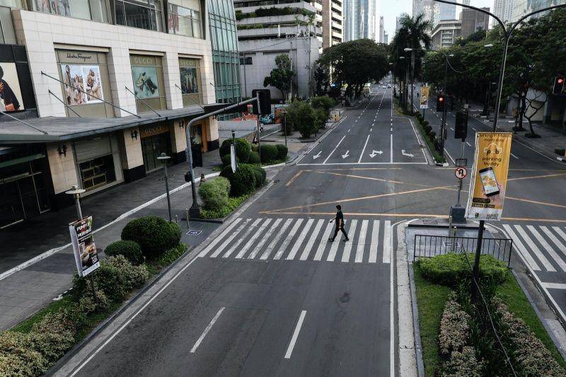 Suasana di Kota Makati saat karantina nasional untuk mencegah penyebaran COVID-19 di Metro Manila, Filipina, pada 17 Maret 2020. ANTARA FOTO/REUTERS/Eloisa Lopez