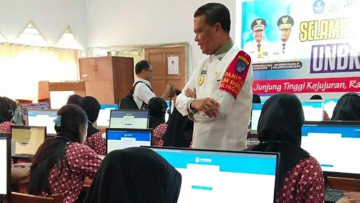 Tinjau UNBK, Gubernur Sulsel Imbau Siswa yang Sakit Tak Paksakan Diri