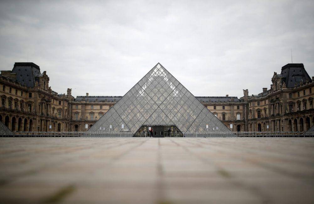 Suasana sepi terlihat di depan Piramida kaca museum Louvre di Paris saat diberlakukan 'lockdown' untuk mencegah penyebaran COVID-19 di Prancis,  pada 18 Maret 2020. ANTARA FOTO/REUTERS/Christian Hartmann