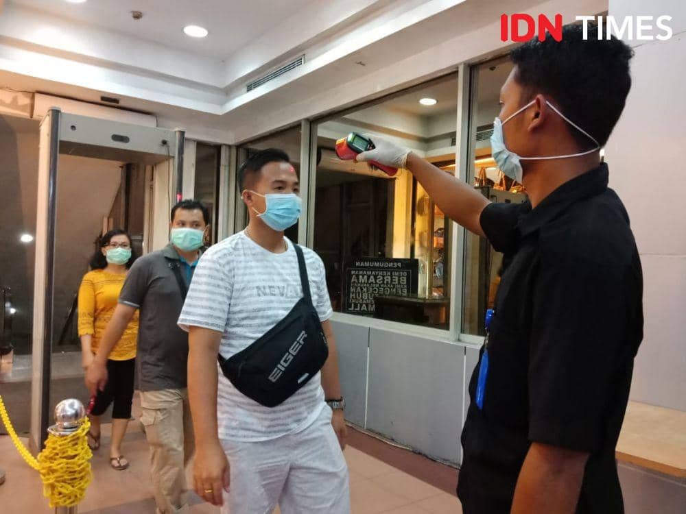 Pengukuran suhu tubuh pengunjung Mall (IDN Times/Yurika Febrianti)