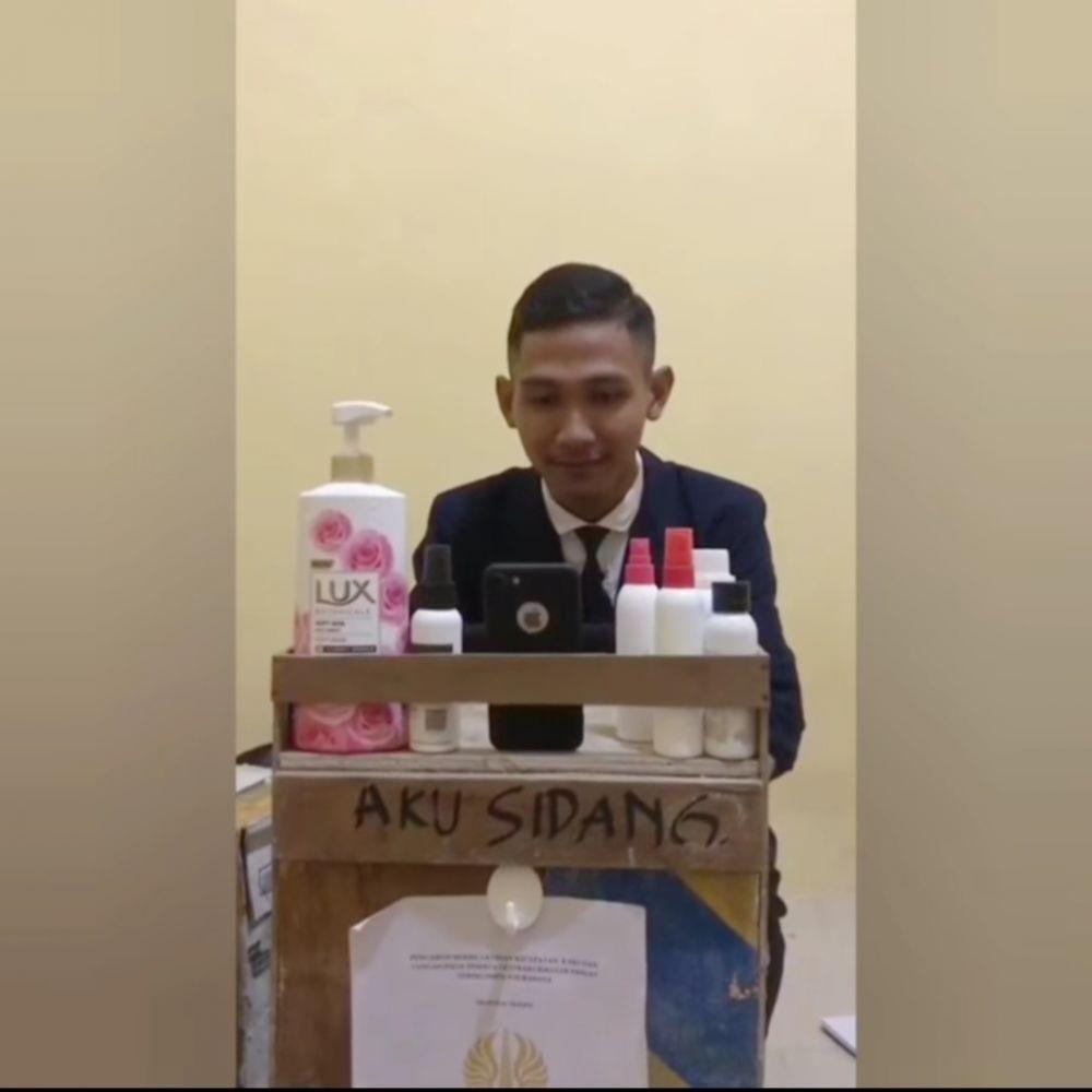 Hindari Corona, Mustofa Sidang Skripsi Secara Online dari Kosan