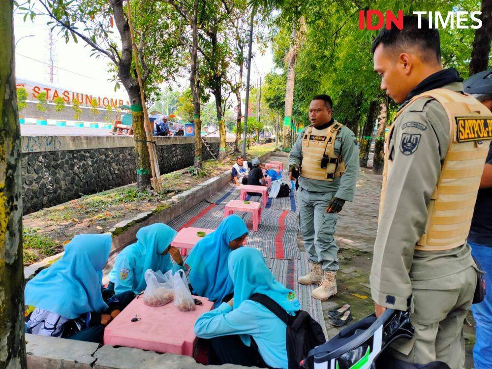 Petugas Satpol PP menghimbau pelajar agar pulang ke rumah saat didapati sedang berada di Alun-alun. IDN Times/zainul arifin