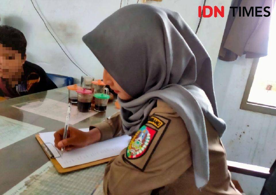 Petugas satpol PP mendata pelajar. IDN Times/Zainul Arifin