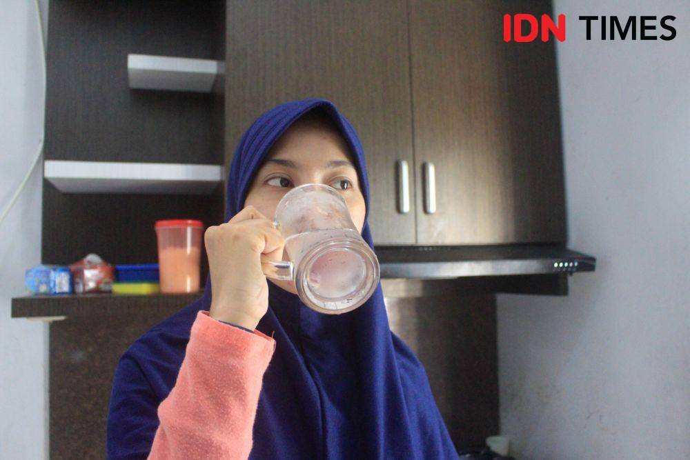 Ilustrasi minum air putih (IDN Times/Anjani Eka Lestari)