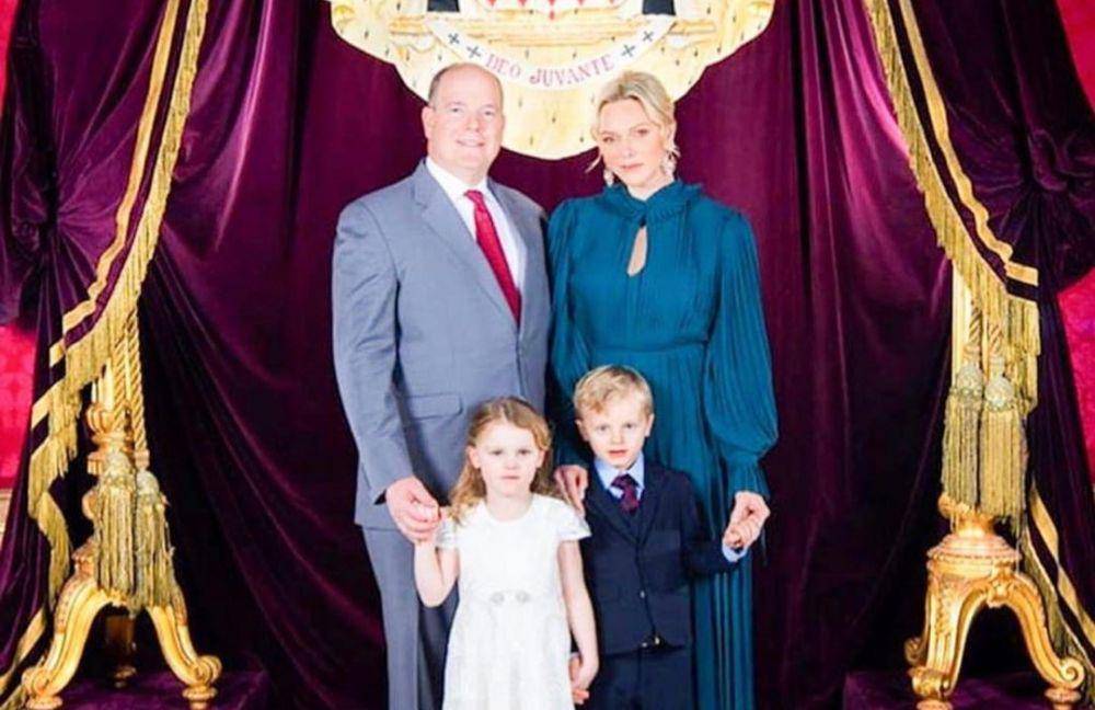 HSH Prince Albert II beserta istri HSH Princess Charlene dan dua putra-putri kembar, Princess Gabriella Thérèse Marie dan Prince Jacques Honoré Rainier dari Monaco. instagram.com/hshprincesscharlene