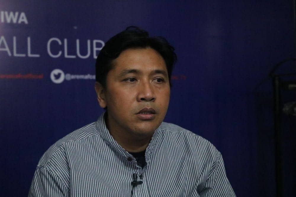 Media officer Arema FC, Sudarmaji saat mengonfirmasi penundaan latihan Arema FC. IDN Times/ Alfi Ramadana