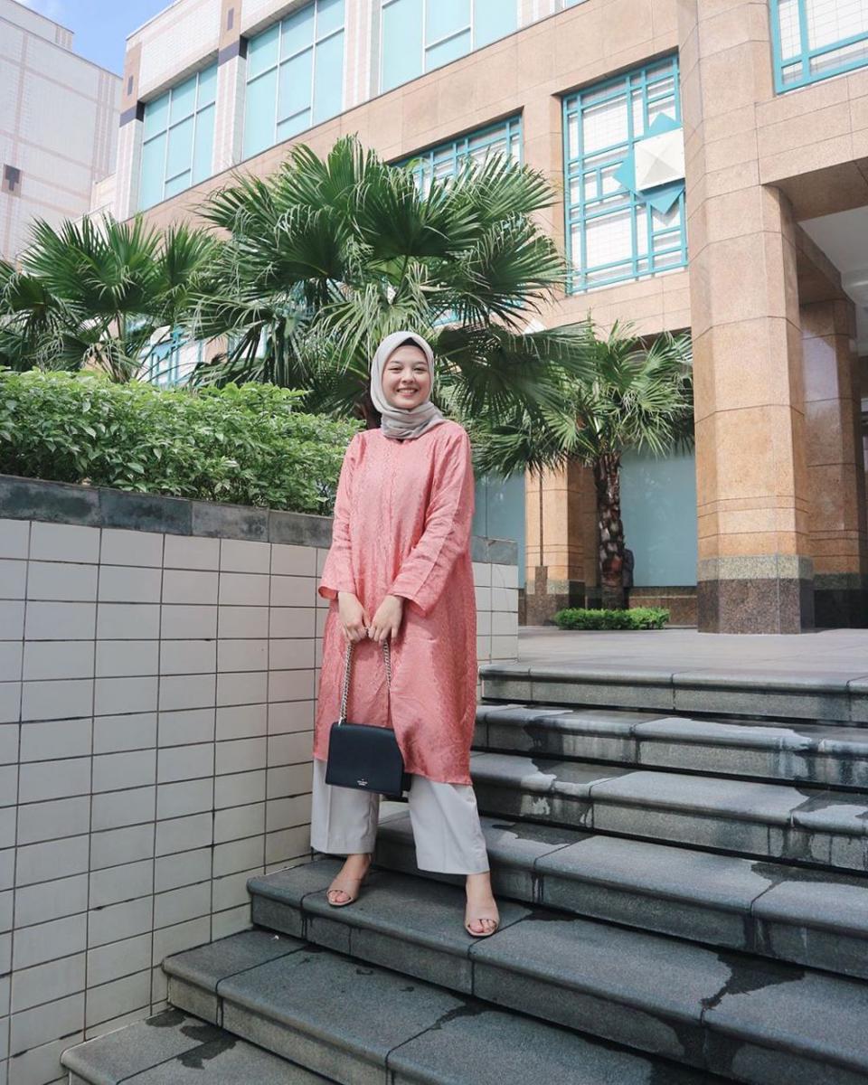 9 Ide Mix and Match Outfit Tunik ala Anastasia Adelline, Stylish!