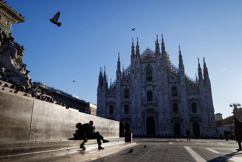 Lapangan Duomo di Milan, Italia, yang hampir kosong selama wabah virus corona. ANTARA FOTO/REUTERS/Yara Nardi
