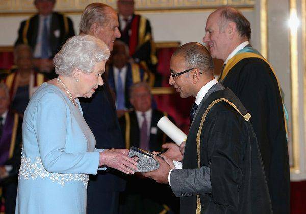 Ratu Elizabeth dan Pangeran Phillip memberikan penghargaan tertinggi kepada beberapa universitas. | twitter.com/RoyalFamily