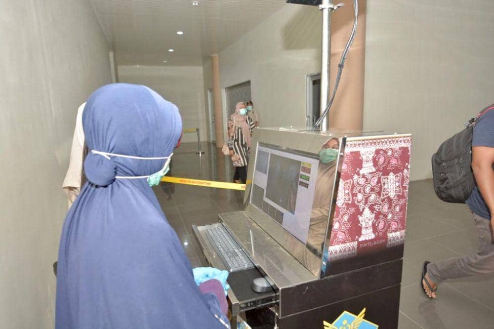 Petugas saat memperhatikan penumpang yang baru tiba di Pelabuhan Balohan (IDN Times/Humas Pemko Sabang)