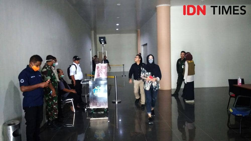 Petugas saat memperhatikan penumpang yang baru tiba di Pelabuhan Balohan (IDN Times/Saifullah)