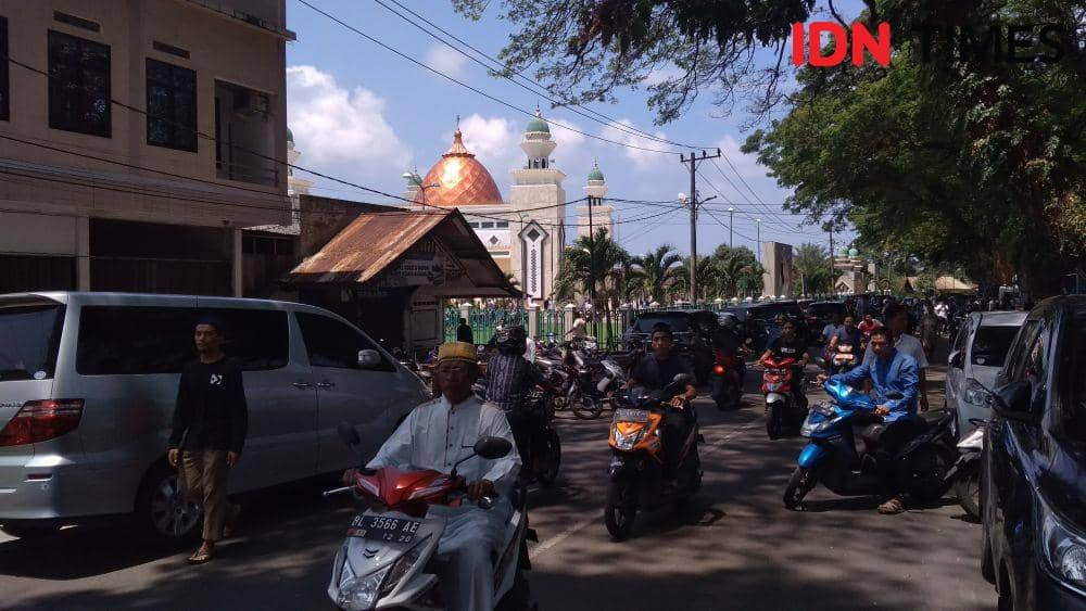 Warga usai menjalani Salat Jumat di Masjid Agung Babussalam Kota Sabang (IDN Times/Saifullah)