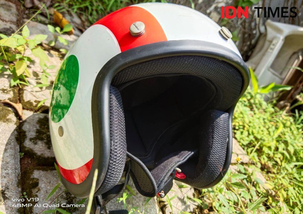 3 Cara Mengusir Bau Apek dari Helm