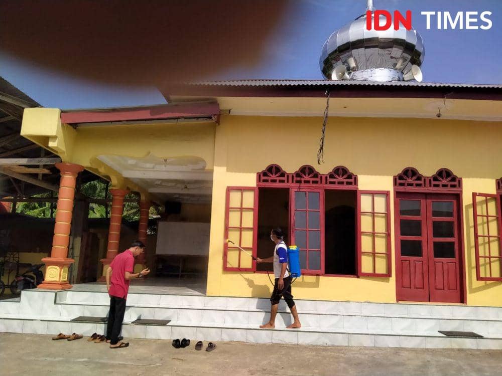 Pemberihan dan penyemprotan disfentan di masjid (IDN Times/ Bambang Suhandoko)