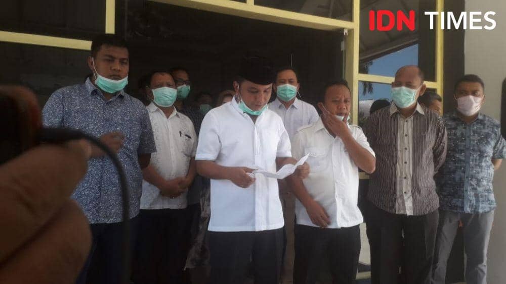 Bupati Tapteng, Bakhtiar Ahmad Sibarani saat menyampaikan jumlah warganya yang berstatus ODP dihadapan awak media (Hendra Simanjuntak/IDN Times)
