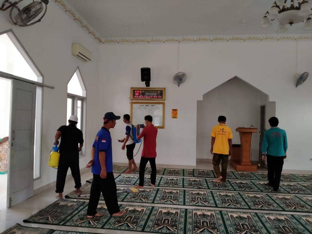 Sejumlah Masjid di Langkat dan Binjai Disemprot Disinfektan