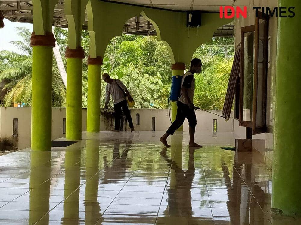 Penyemprotan disinfektan (IDN Times/ Bambang Suhandoko)