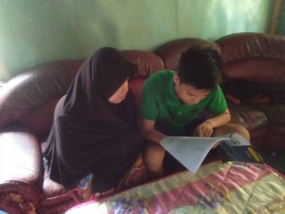 Ilustrasi Siswa SMPN 6 Tanah Grogot mengerjakan tugas didampingi orang tua (dok.Tanoto Foundation)