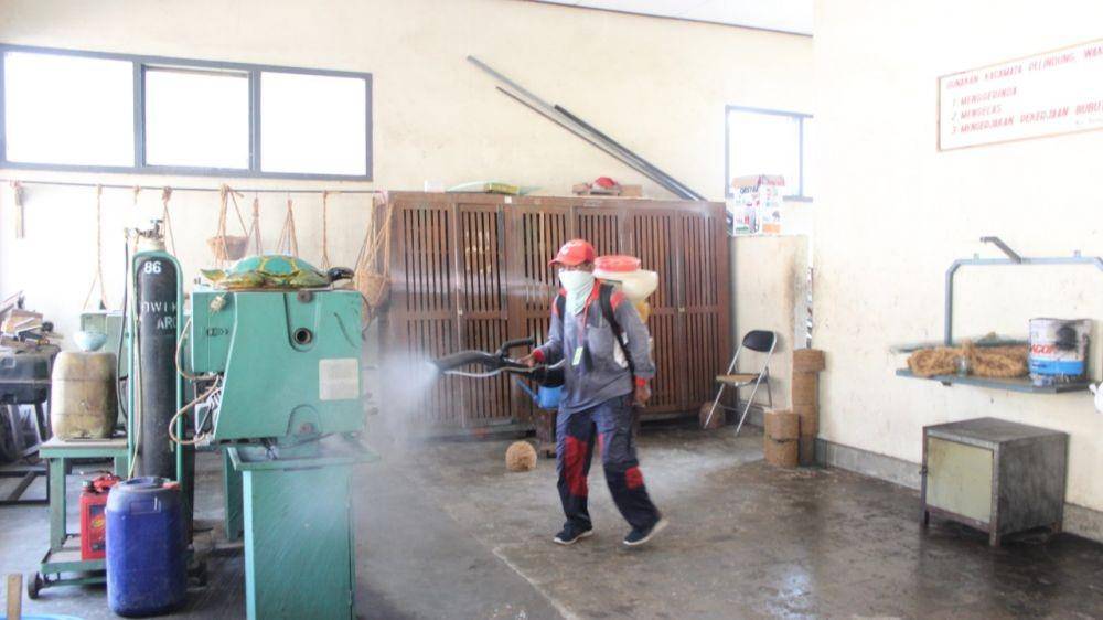 Petugas semprotkan cairan disinfektan di area lapas klas IIb Tulungagung, IDN Times / istimewa