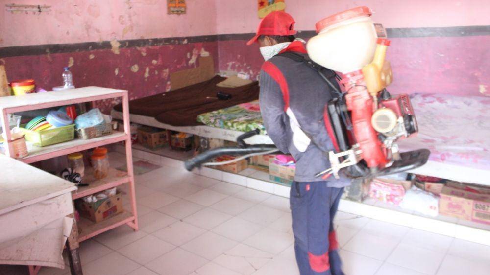 Petugas semprotkan cairan disinfektan di area lapas klas IIb Tulungagung, IDN Times / istimewa