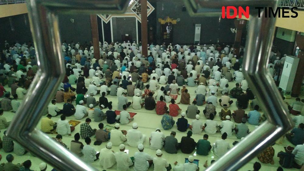 10 Potret Jemaah Salat Jumat di Tegal Berdekatan, Gak Jaga Ada Jarak