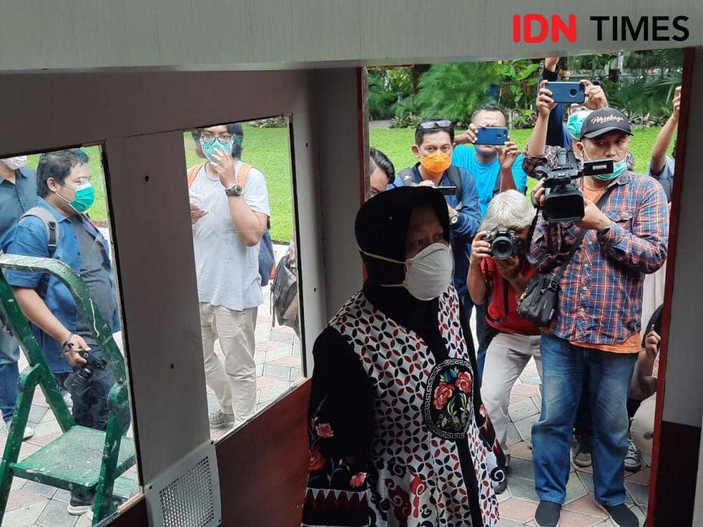 Wali Kota Surabaya, Tri Rismaharini saat mencoba terowongan sterilisasi, Sabtu (21/3). IDN Times/Fitria Madia