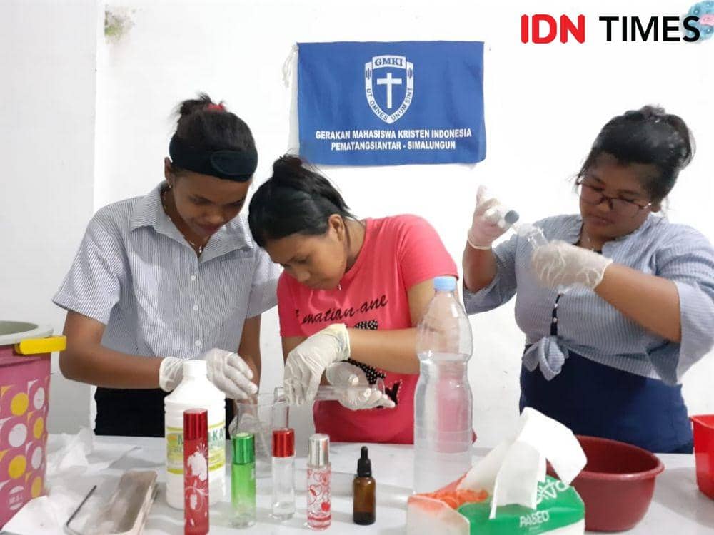 GMKI meracik hand sanitizer untuk dibagikan ke masyarakat (IDN Times/Patiar Manurung)