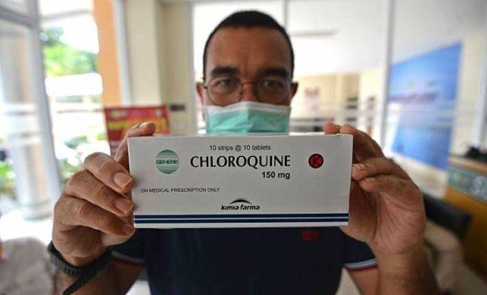 Staf Khusus Kementerian BUMN Arya Sinulingga menunjukkan kotak berisi obat Chloroquine yang akan diserahkan kepada RSPI Sulianti Saroso di Jakarta, Sabtu (21/3/2020) (ANTARA FOTO/Aditya Pradana Putra)