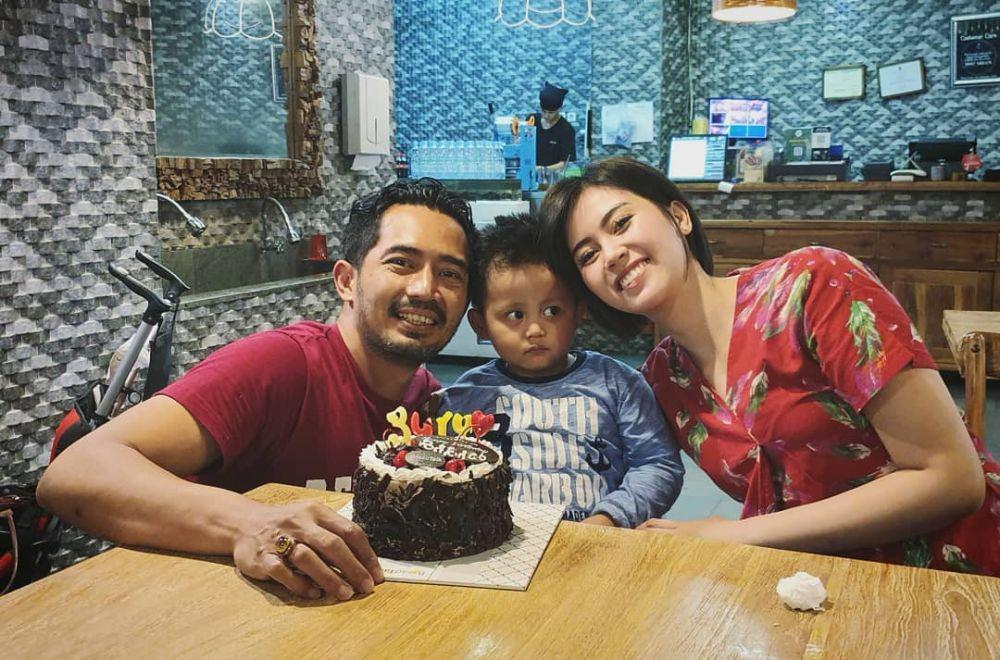 Dua Kali Nyaris Cerai, 10 Potret Bahagia Yama Carlos Bersama Istri