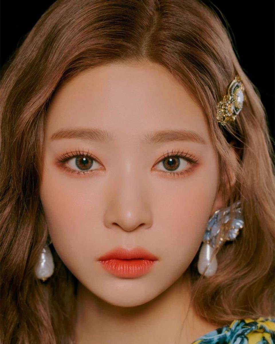 instagram.com/izone.minjoo/