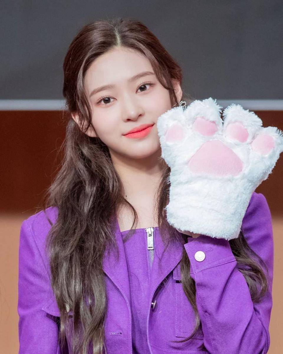 instagram.com/izone.minjoo