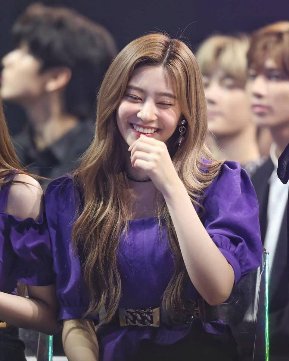 instagram.com/izone.minjoo/