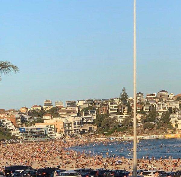 Situasi di Pantai Bodie pada hari Jumat, 20 Maret 2020. twitter.com/joststollmann